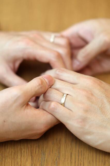 2023년 4월 미국에서 혼인한 조삼식(이하 가명·왼쪽), 김경수 부부가 지난해 10월1일 서울에 있는 자택에서 사진을 찍고 있다. 두 사람은 지난달 동성혼 법제화를 요구하며 헌법소원심판을 청구했다. 류우종 기자 wjryu@hani.co.kr