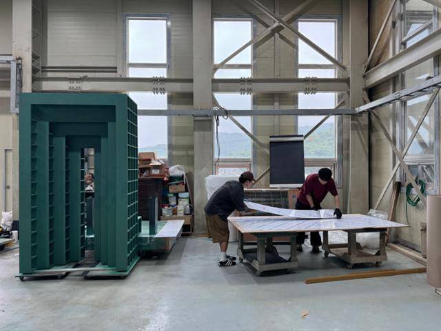 아워레이보 그룹 작가들이 '영제교' 동심원 설치물을 제작하는 모습. 국가유산진흥원 제공