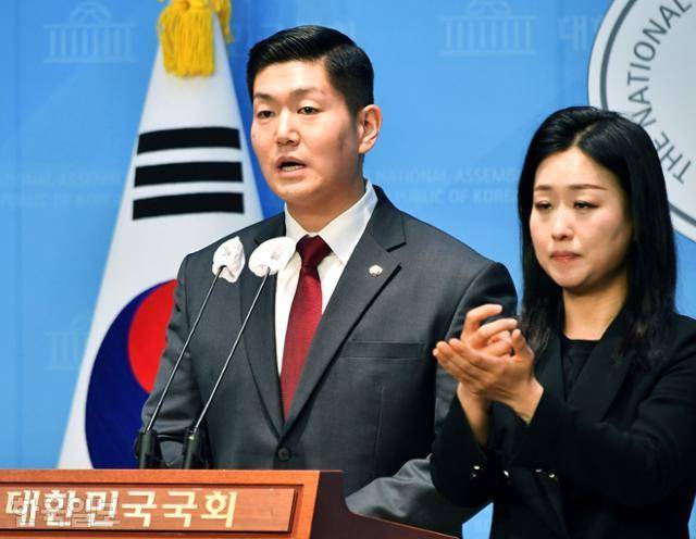김재섭(왼쪽) 국민의힘 의원이 2024년 12월 11일 서울 여의도 국회 소통관에서 윤석열 당시 대통령 탄핵 찬성 입장을 밝히고 있다. 고영권 기자