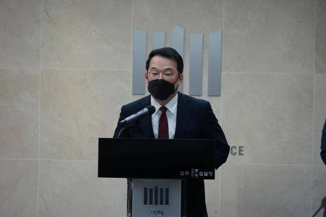 최지석 대구지검 2차장이 2022년 10 6일 대구지검 3층 선화당에서 불법외화송금 사건의 중간수사결과를 발표하고 있다. 대구=김정혜 기자