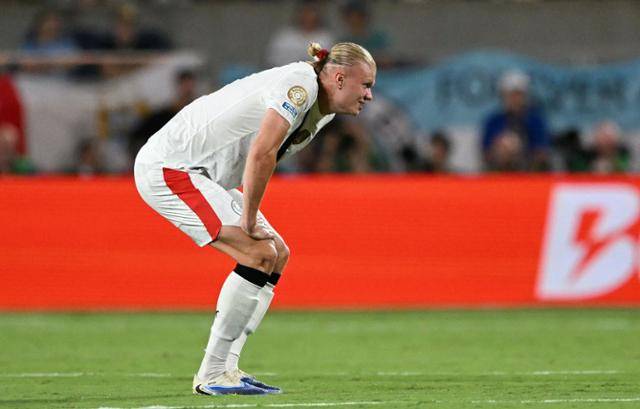 맨체스터 시티의 엘링 홀란이 1일 미국 플로리다주 올랜도의 캠핑 월드 스타디움에셔 열린 알 힐랄과의 2025 FIFA 클럽 월드컵 16강전에서 패해 8강 진출이 좌절되자 아쉬워하고 있다. 올랜도=AFP 연합뉴스