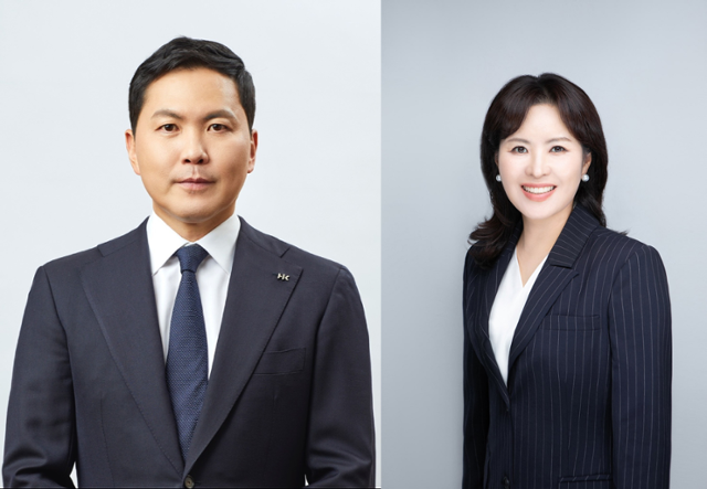 윤상현(왼쪽) 콜마홀딩스 부회장과 윤여원 콜마BNH 대표. 콜마홀딩스, 콜마BNH 제공