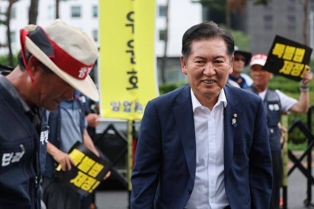 정청래 더불어민주당 의원이 1일 국회 앞에서 열린 경북 산불피해 특별법 제정 촉구 결의대회에 참석하고 있다. 연합뉴스