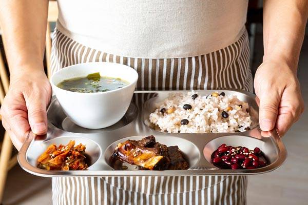 식단을 바꾸지 않아도 식이섬유, 단백질, 탄수화물 순으로 먹으면 혈당이 천천히 오르게 해 다이어트에 도움이 된다./클립아트코리아