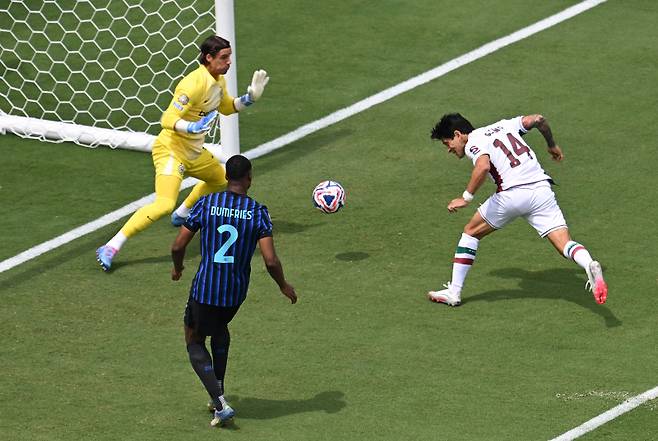 플루미넨시의 헤르만 카노가 인터 밀란을 상대로 헤더 골을 넣고 있다. 사진=AFP 연합뉴스