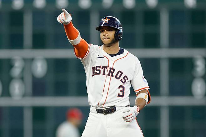 <yonhap photo-3386=""> HOUSTON, TEXAS - JUNE 25: Jeremy Pena #3 of the Houston Astros reacts after a double in the first inning against the Philadelphia Phillies at Daikin Park on June 25, 2025 in Houston, Texas. Tim Warner/Getty Images/AFP (Photo by Tim Warner / GETTY IMAGES NORTH AMERICA / Getty Images via AFP)/2025-06-26 09:46:26/ <저작권자 ⓒ 1980-2025 ㈜연합뉴스. 무단 전재 재배포 금지, AI 학습 및 활용 금지></yonhap>