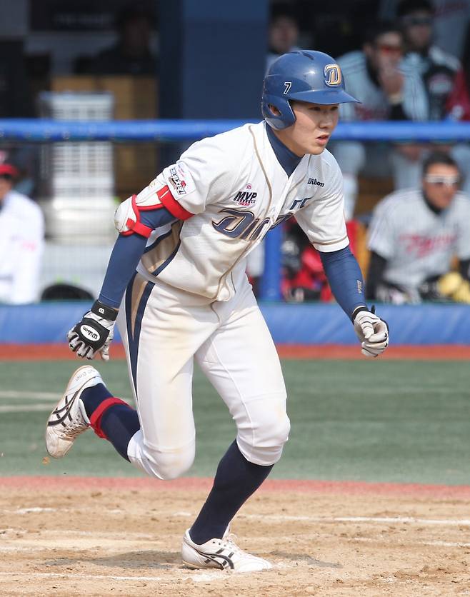 NC 박민우가 2013년 3월 12일 마산야구장서 열린 LG와 시범경기에서 타격 후 1루로 달려가고 있다. 창원=정시종기자