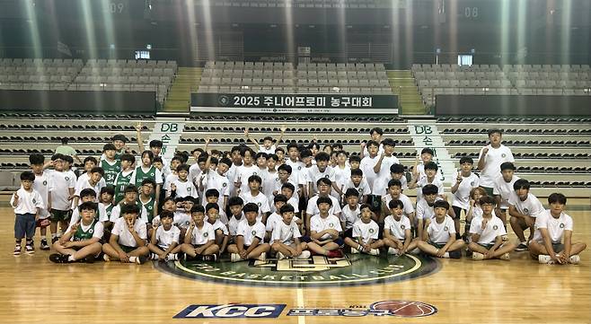 2025 주니어프로미 농구대회 참가자들이 기념 사진을 촬영하고 있다. 사진=DB