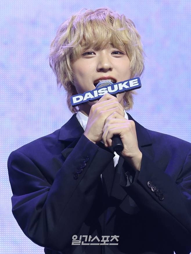 그룹 아홉(AHOF) 다이스케가 1일 오후 서울 광진구 예스24라이브홀에서 열린 첫 번째 미니 앨범 'WHO WE ARE(후 위 아)' 발매 기념 쇼케이스에 참석해 인사말을 하고 있다. 타이틀곡 '그곳에서 다시 만나기로 해'는 기타와 드럼이 만드는 몽환적인 사운드 위로 복잡한 감정을 투영한 밴드 트랙이다. 서병수 기자 qudtn@edaily.co.kr /2025.07.01/