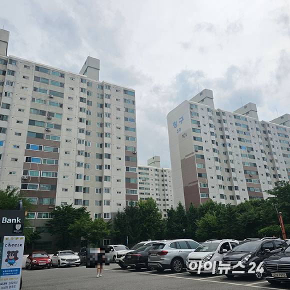 정부의 가계부채 대책이 발표된 후 시장은 일단 진정 효과를 나타내고 있다. 중개업소엔 문의전화도 없이 조용한 채 사무실에서 스크린만 응시하는 곳들이 많았다. 지난달 30일 오후 찾아간 서울 노원구 중계동의 청구3차 아파트 전경. 2025.06.30 [사진=이효정 기자 ]