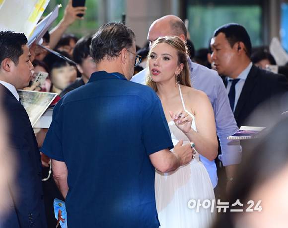 할리우드 배우 스칼렛 요한슨이 1일 오후 서울 영등포구 타임스퀘어에서 열린 영화 '쥬라기 월드: 새로운 시작' 내한 레드카펫 행사에 참석해 팬사인회 중 관계자와 대화하고 있다. [사진=정소희 기자]