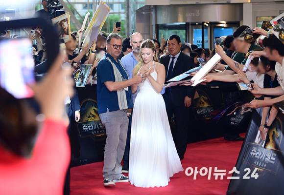 할리우드 배우 스칼렛 요한슨이 1일 오후 서울 영등포구 타임스퀘어에서 열린 영화 '쥬라기 월드: 새로운 시작' 내한 레드카펫 행사에 참석해 팬사인회 중 관계자와 대화하고 사인을 멈추고 있다. [사진=정소희 기자]