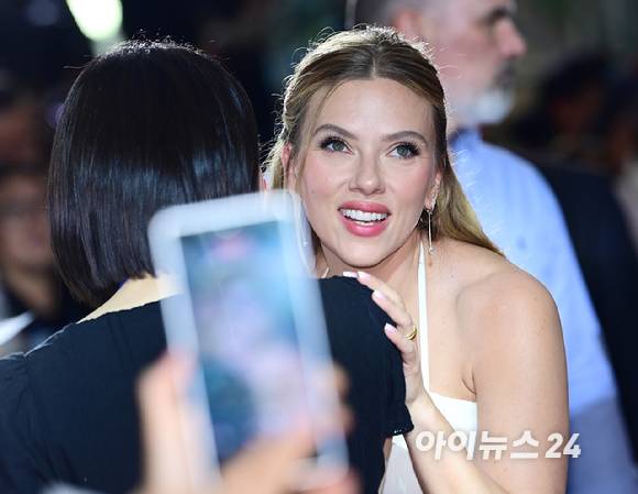 할리우드 배우 스칼렛 요한슨이 1일 오후 서울 영등포구 타임스퀘어에서 열린 영화 '쥬라기 월드: 새로운 시작' 내한 레드카펫 행사에 참석해 관계자와 대화하고 있다. [사진=정소희 기자]