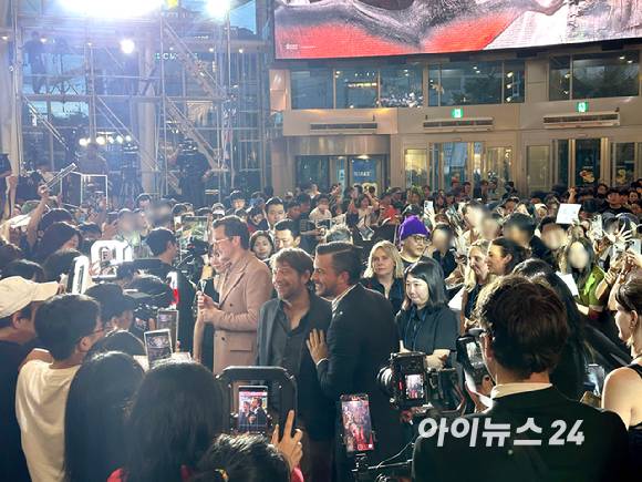 1일 오후 서울 영등포구 타임스퀘어에서 열린 영화 '쥬라기 월드: 새로운 시작' 내한 레드카펫 행사에서 배우 루퍼트 프렌드, 조나단 베일리, 가렛 에드워즈 감독이 SNS 매거진과 인터뷰를 하고 있다. [사진=정소희 기자]