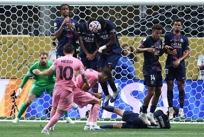 인터 마이애미의 리오넬 메시(등번호 10번)가 프리킥 찬스에서 왼발로 감아 찬 볼을 파리생제르맹 수비진이 막아내고 있다. [신화=연합뉴스]