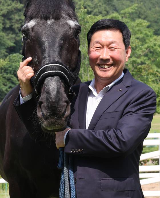은퇴를 앞둔 김영관(65) 조교사가 지난 27일 부산 강서구 부산경남경마공원에서 말을 돌보고 있다. 송봉근 기자