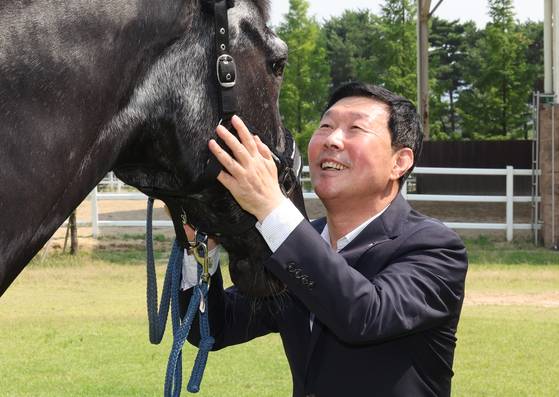 지난 27일 김영관(65) 조교사가 부산 강서구 부산경남경마공원에서 말을 돌보고 있다. 송봉근 기자