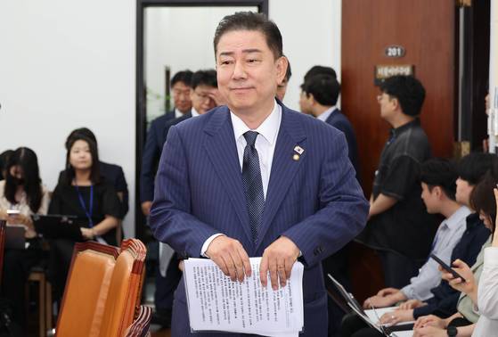 김병기 더불어민주당 대표 직무대행 겸 원내대표가 1일 오전 국회에서 열린 원내대책회의에 참석하고 있다. 임현동 기자