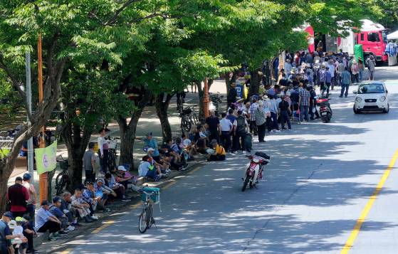 지난해 여름 대구 달서구 두류공원에서 어르신들이 무료 급식을 기다리며 나무 밑에서 더위를 피하고 있다.연합뉴스