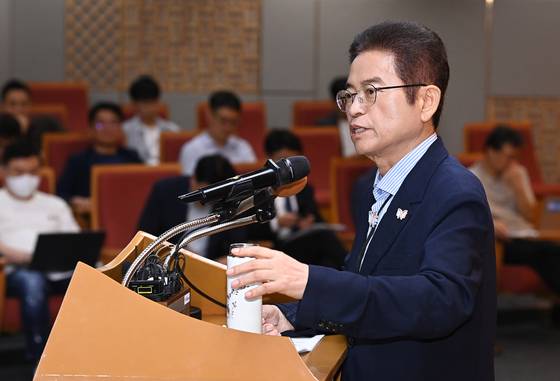 1일 경북 안동시 경북도청 다목적홀에서 이철우 경북도지사가 민선 8기 3주년을 맞아 경북 도정 성과와 향후 계획에 대해 브리핑하고 있다. 사진 경북도