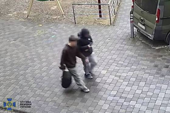 지난 3월 17세와 15세의 두 청소년이 서부 도시 이바노프란키우스크의 기차역 폭탄 테러를 준비하는 모습이 폐쇄회로(CC)TV 영상에 포착됐다. 이들이 소지하고 있던 폭발물이 폭발하면서 한 소년이 사망했다. 사진 우크라이나 보안국