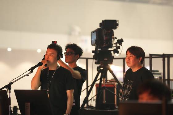 콘솔에서 연출 중인 김은성 비이피씨탄젠트 대표(왼쪽)과 히로유키 이리에 사무라이 파트너스 대표이사 겸 CEO. 히로유키는 지난해 한국 월디페에서 DJ 무대에 서기도 했다. 사진 비이피씨탄젠트