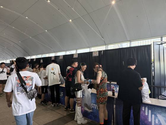 지난달 29일 마쿠하리 멧세 내부. 근처 숙소를 잡기 어려운 공연장의 특성을 반영해, 물품 보관소를 대규모로 설치했다. 물품 보관소는 4000번까지 마련돼있었다. 최혜리 기자