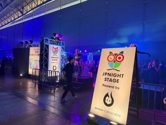 월디페 재팬에서 세번째로 규모가 큰 무대였던 JP NIGHT STAGE. 드림 스테이지의 뒷부분에 무대가 마련되어 있었다. 최혜리 기자