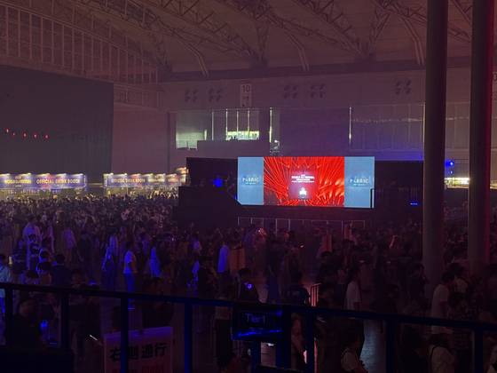 월드 스테이지가 보이는 전광판과 배리어프리 존이 결합된 무대. 최혜리 기자