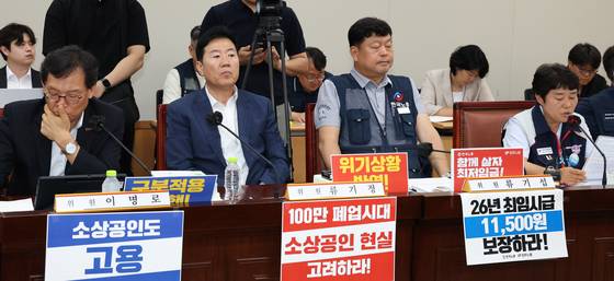 1일 세종시 정부세종청사 고용노동부에서 열린 최저임금위원회 제8차 전원회의에 참석한 이미선 근로자위원(오른쪽)이 발언하고 있다. 뉴스1