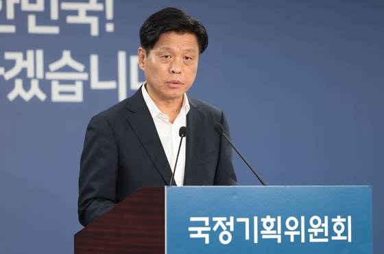 조승래 국정기획위원회 대변인은 검찰의 업무보고 전 정부조직개편 초안을 위원장에게 보고한 것에 대해 "검찰의 허락을 받고 (검찰개혁을) 공약한 건 아니다"라고 말했다. 연합뉴스