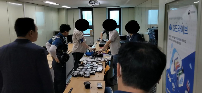 방송통신위원회가 6월27일 하드디스크 등 파기 작업을 진행하다 이를 이상하게 여긴 최민희 더불어민주당 의원실 관계자가 경찰과 함께 출동하자 중단했다. /최민희 의원실 제공