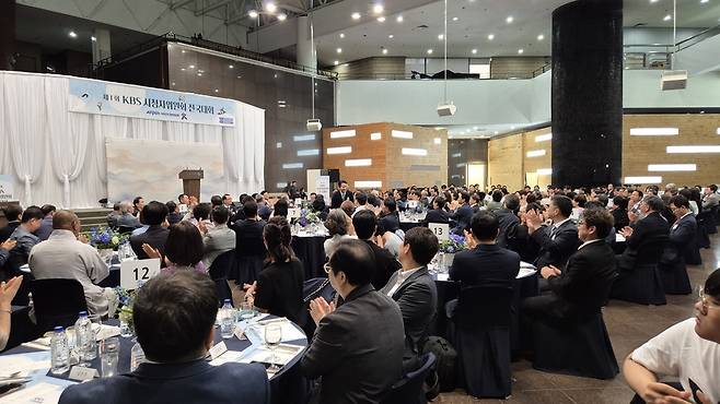 24일 서울 여의도 KBS 아트홀에서 ‘시청자위원회 전국대회’가 열렸다. 박장범 KBS 사장과 임직원, 전국 시청자위원 등이 참석한 이날 행사에선 수신료 등 재정 안정 대책 마련을 권고하는 공동선언문 발표 등이 이뤄졌다. /박지은 기자