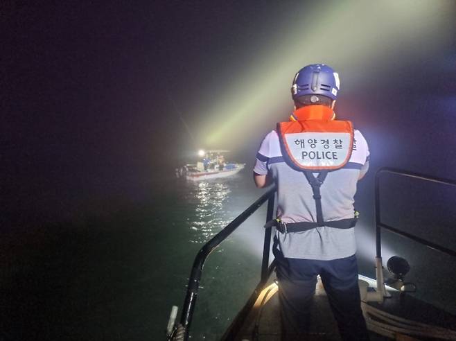 ▲해경이 바다 위 표류 중인 고무보트를 구조하고 있다 [전남 완도 해양경찰서]