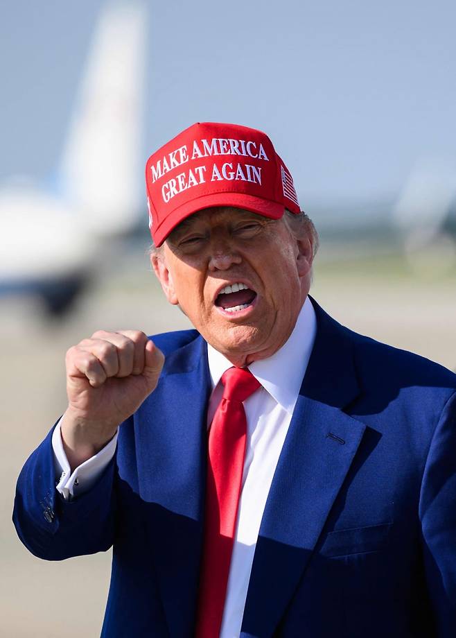 도널드 트럼프 미국 대통령이 지난달 21일 앤드류스 공군기지에 도착하 후 기자들에게 주먹을 쥐어보이고 있다. / AFP연합뉴스