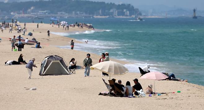 강원 강릉시 경포해변에서 시민과 관광객들이 휴식을 취하고 있다. /사진=연합뉴스