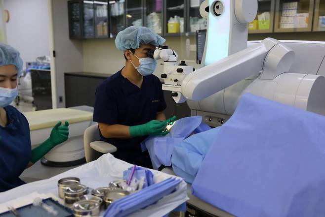 온누리스마일안과 김부기 원장이 스마일프로 시력교정 수술을 집도하고 있다