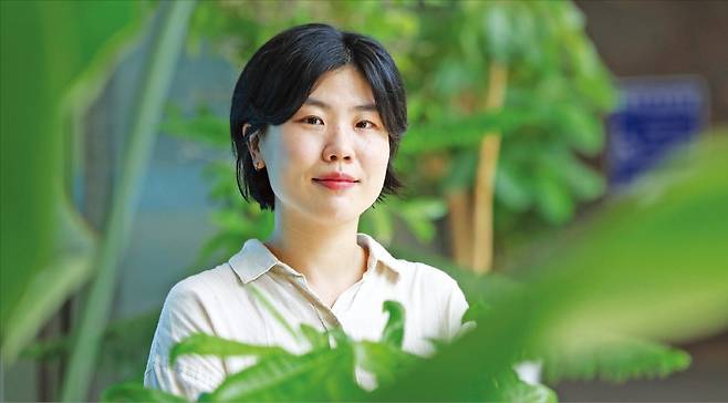 제2회 아르떼 문학상 수상자 김수지 씨는 지난 19일 한국경제신문과의 인터뷰에서 “﻿처음 쓴 장편소설로 상까지 받아 얼떨떨하다”고 말했다.  /임형택 기자