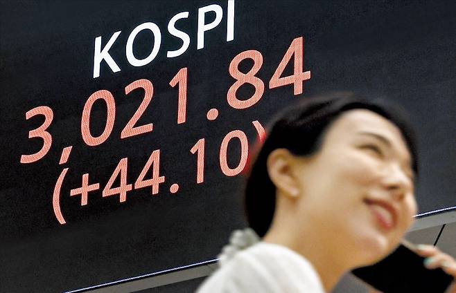 < 앞자리 바뀐 코스피 > 코스피지수가 중동 위기에도 5거래일 연속 상승해 3년6개월 만에 3000을 돌파했다. 코스피지수는 올 들어 25.94% 올라 글로벌 주요국 가운데 상승률 1위를 차지했다. 20일 서울 여의도 한국거래소 전광판에 종가가 표시돼 있다.  /임형택 기자