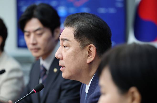 김병기 더불어민주당 대표 직무대행 겸 원내대표(가운데)가 30일 국회에서 열린 최고위원회의에서 발언하고 있다. 박민규 선임기자
