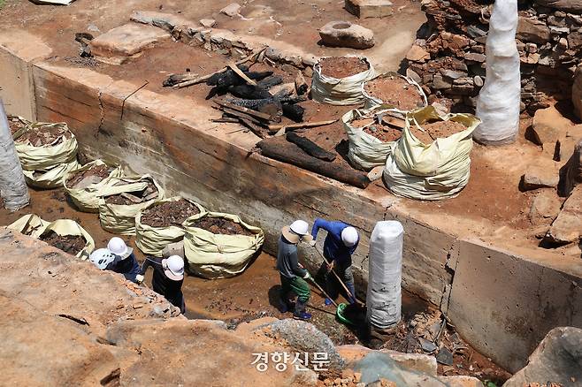 6월 19일 대형 산불로 전소된 경북 의성군 고운사 경내에서 국가유산청 직원들이 불에 탄 가운루와 연수전 등 전각 잔해를 수거하고 있다. 정지윤 선임기자