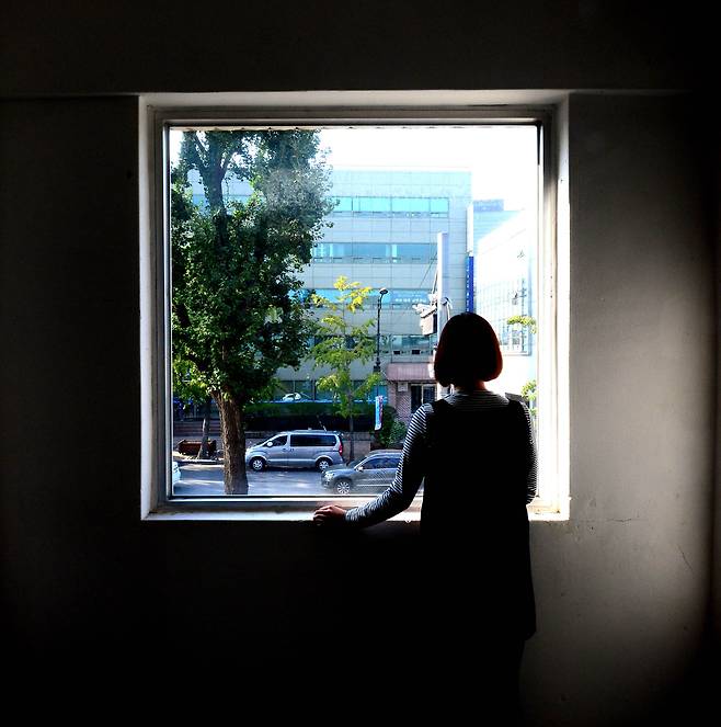 경향신문 [新허기진 군상]미래 없는 청년들-2015 대한민국서 도전하거나, 포기하거나 기사에 소개된 정지민씨가 일하는 서울의 한 선글라스 매장에서 창밖을 보고 있다. 패션디자이너를 꿈꾸는 정씨는 2012년 대학에 입학한 뒤 쉬지 않고 10개가 넘는 알바를 해오고 있다.   | 김창길 기자