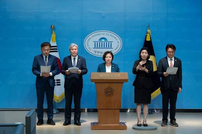 정춘생 조국혁신당 원내수석부대표(가운데) 등 원내지도부가 1일 국회 소통관에서 ‘검찰독재 인적청산’ 관련 기자회견을 열고 윤석열 정부에서 요직을 맡았던 검사들의 자진사퇴를 촉구하는 발언을 하고 있다. 정 부대표 페이스북 갈무리