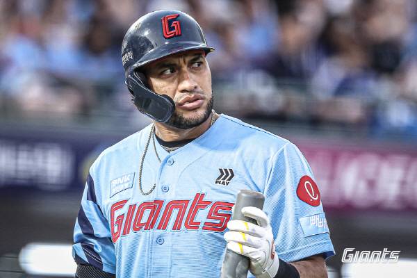 롯데 빅터 레이예스가 지금껏 치른 80경기에 모두 선발로 출전했다. 레이예스는 지난해에 이어 올해도 전 경기 출장 기록과 함께 리그 최다 안타를 칠지 관심이 모인다. 롯데 자이언츠 제공