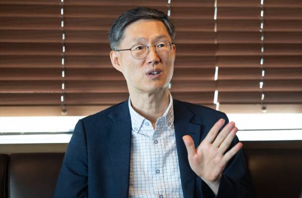 문문형배 전 헌법재판소장 권한대행이 윤석열 전 대통령 탄핵 선고에 대한 소회 등을 얘기하고 있다. 전민철 기자 jmc@kookje.co.kr