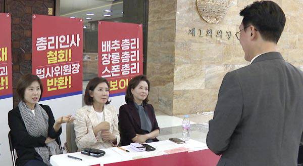 김민석 국무총리 후보자가 지난달 30일 밤 서울 여의도 국회 로텐더홀에서 총리 지명 철회 등을 촉구하며 나흘째 국회 본청에서 농성 중인 국민의힘 나경원 의원을 만나 대화하고 있다. 나 의원의 왼쪽은 김미애(부산 해운대을) 의원. 연합뉴스