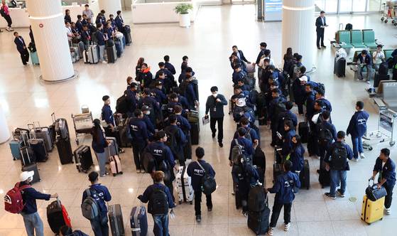 Cambodian workers arrive at Incheon International Airport on May 27 under the E-9 visa program, which permits employment in nonprofessional sectors such as manufacturing. [NEWS1]