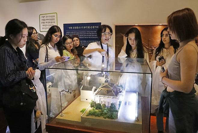 Students on June 27 look at a diorama of buildings built at the Open Port Area after Incheon opened its port in 1883. [PARK SANG-MOON]