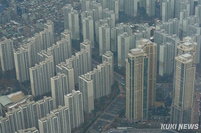 서울 송파구 롯데월드타워 전망대 서울스카이에서 바라본 서울 도심의 아파트 단지. 쿠키뉴스 자료사진