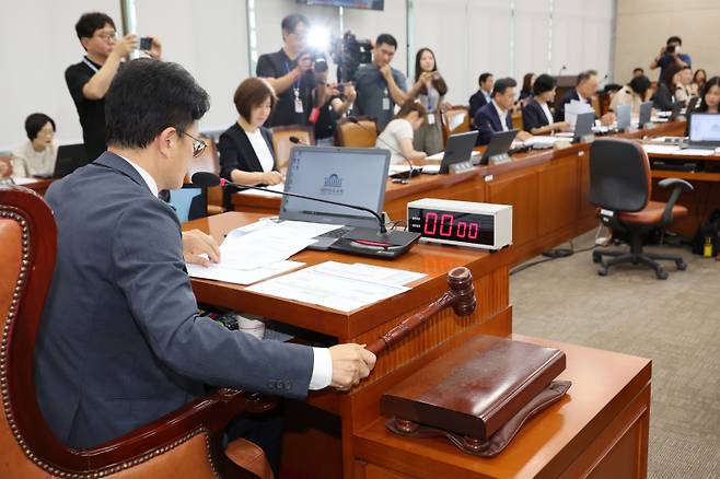 박주민 위원장이&nbsp;1일 서울 여의도 국회에서 열린 보건복지위원회 전체회의에서 의사봉을 두드리고 있다. 연합뉴스